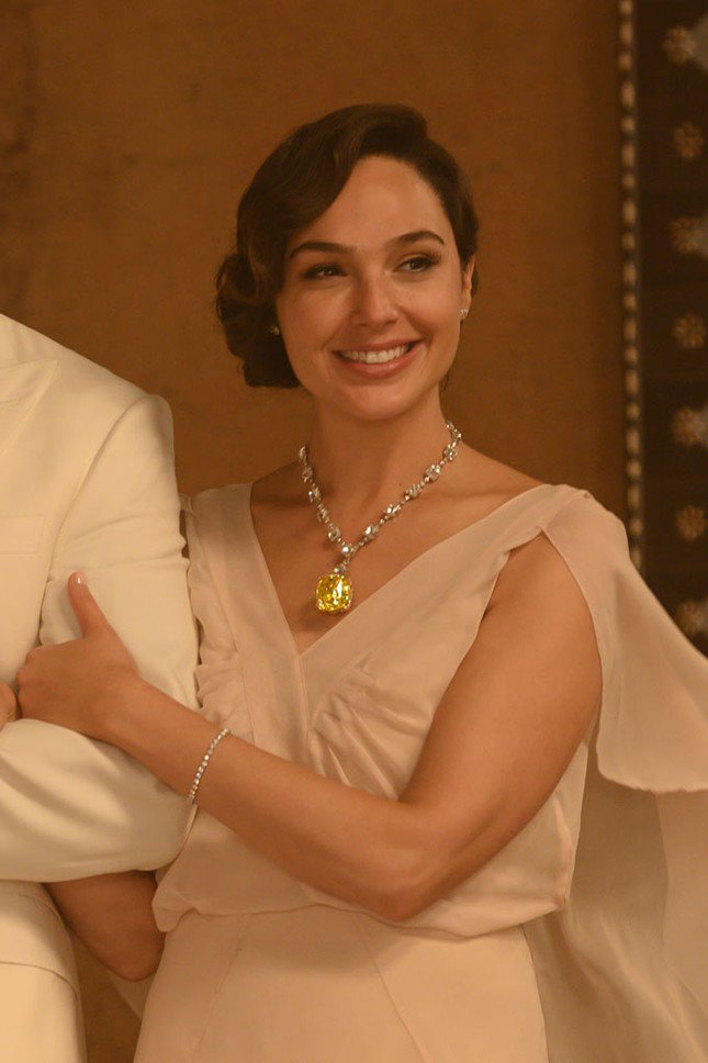 Gal Gadot đeo chiếc vòng cổ kim cương Tiffany 128 carat trong Death on the Nile.