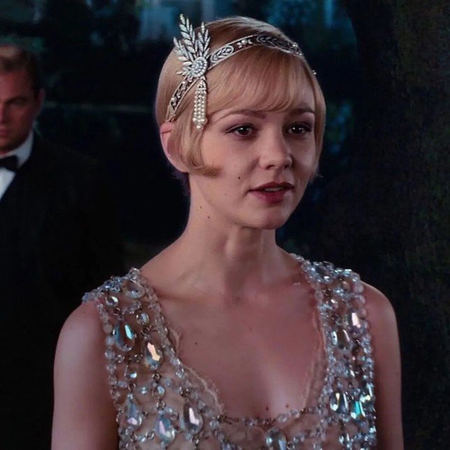 Carey Mulligan đã đội vương miện phong cách thập niên 1920 của Tiffany and Co. đính ngọc trai và kim cương.