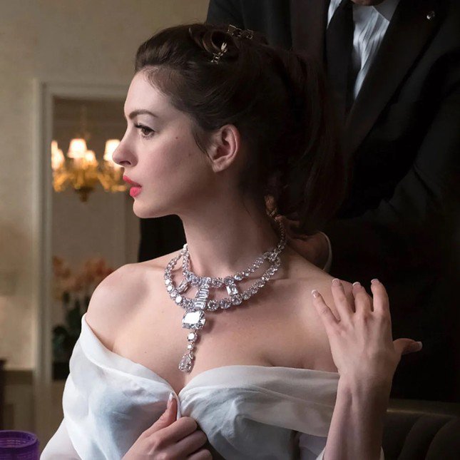 Anne Hathaway đeo chiếc vòng cổ Touissant Cartier lấp lánh trong Ocean's 8.