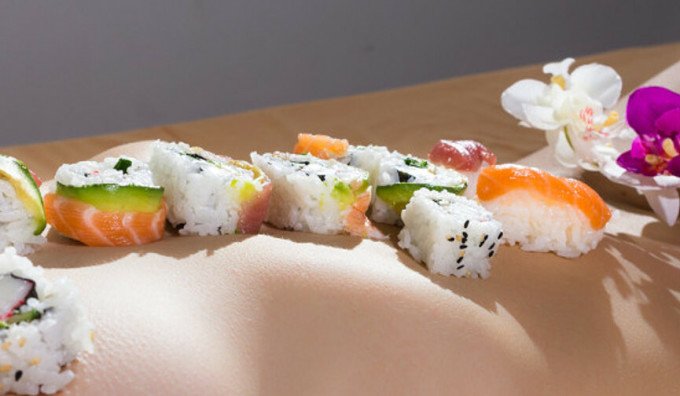 Cơ thể người cũng không thích hợp để bày biện đồ ăn sống như sushi.