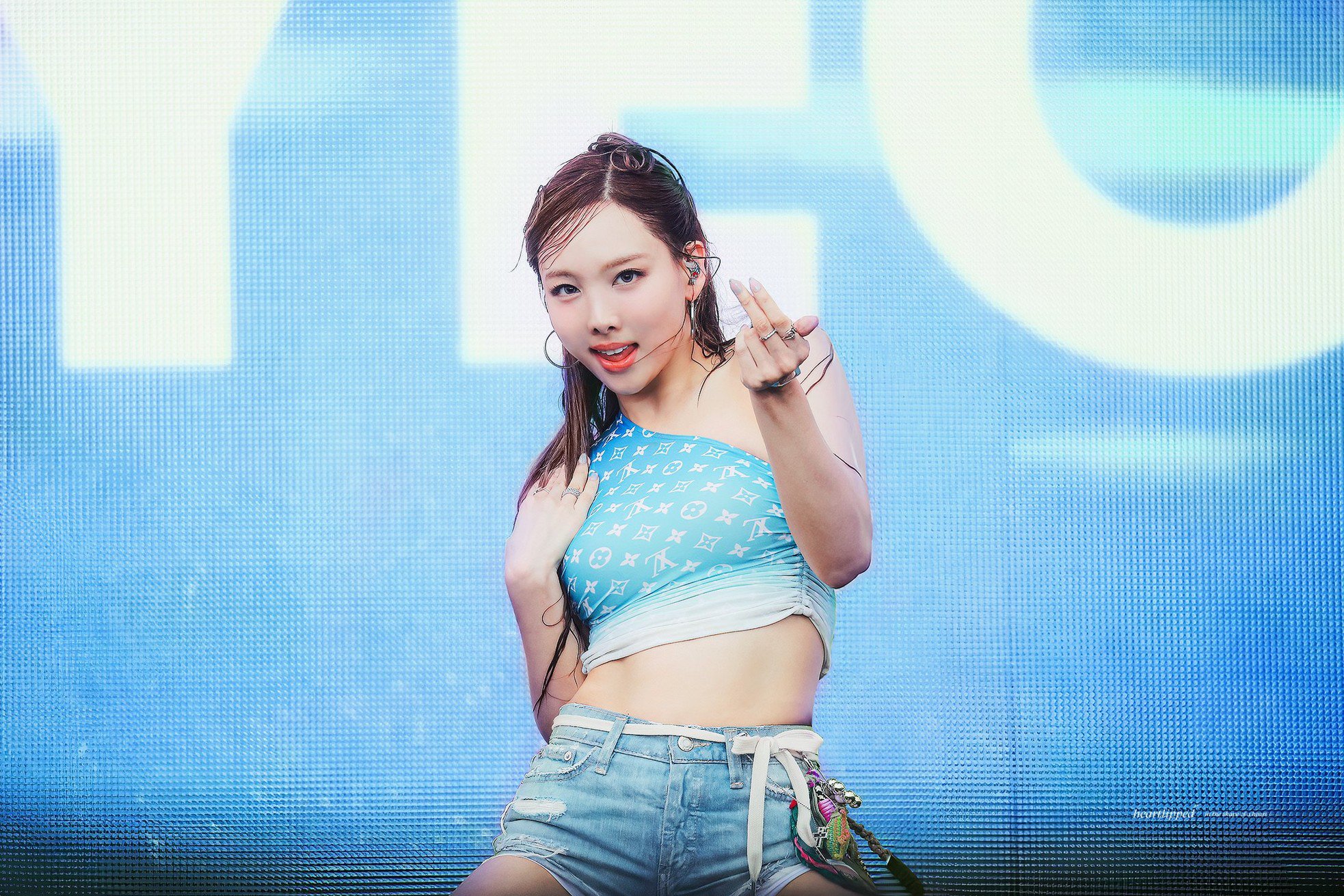 Nayeon (Twice) trở lại với sản phẩm
solo mới. Nữ thần tượng sinh năm 1995 được khen vóc dáng khỏe khoắn
nhưng không kém phần gợi cảm. Trang phục diễn của Nayeon có đồ bảo
hộ kỹ càng.