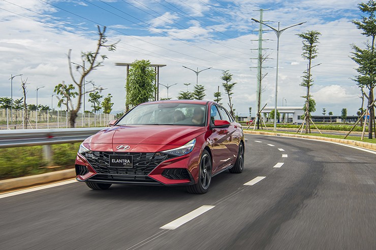 Giá xe Hyundai Elantra mới nhất tháng 7/2024 - 8