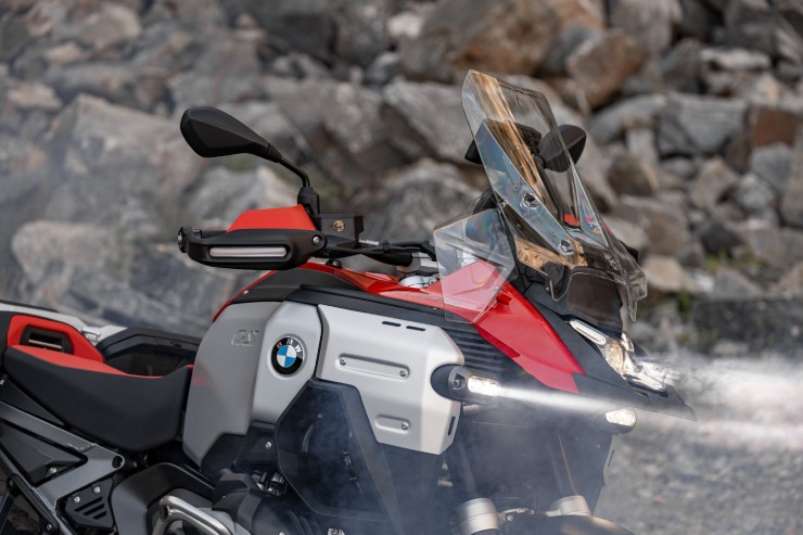 Ra mắt “xích thố” 2025 BMW Motorrad R 1300 GS Adventure - 2