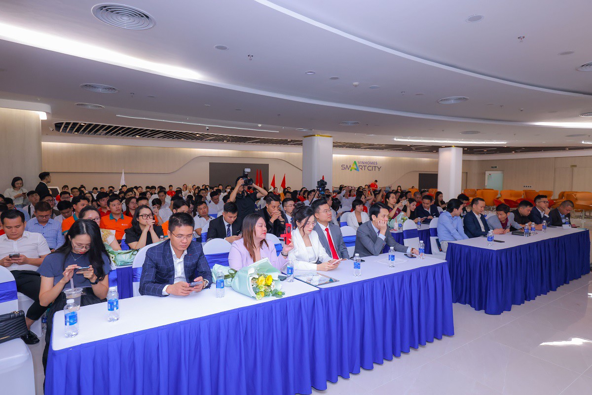 Sự kiện thúc đẩy dự án Vincom Shophouse Royal Park thu hút hàng trăm nhân viên môi giới của các đại lý BĐS tên tuổi tại địa phương.