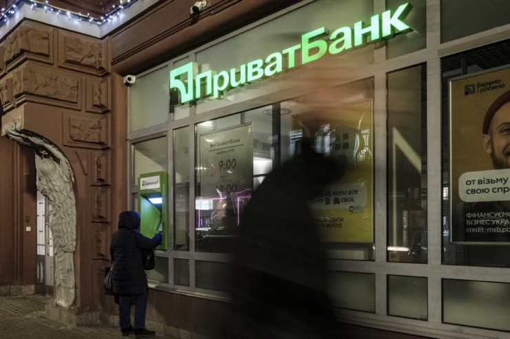 Người dân rút tiền tại một cây ATM của ngân hàng PrivatBank ở Kiev, Ukraine.