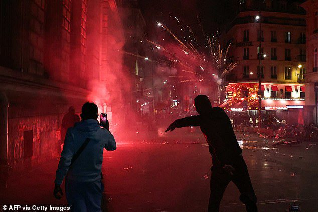 Người biểu tình ném pháo sáng ở ngoại ô thủ đô Paris, Pháp.