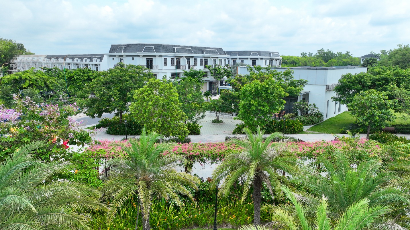 Mảng xanh đan xen những dãy nhà phố mang đến không gian trong lành cho khu đô thị Richland Residence