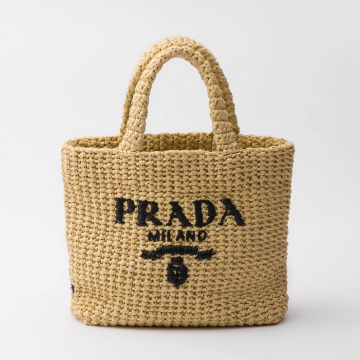 Đây là sản phẩm từ nhà mốt Italy danh tiếng Prada, được yết giá 1.720 USD (gần 44 triệu đồng).