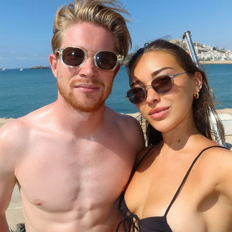 Tiền vệ tuyển Bỉ Kevin De Bruyne cùng bà xã và các con nghỉ dưỡng ở đảo Ibiza sau khi đội nhà thua Pháp vòng 16 đội.