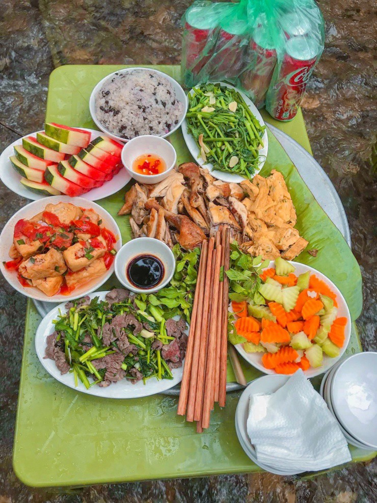 Thác nước 5 tầng cách Hà Nội 90km hút khách tới giải nhiệt, ăn đặc sản nức tiếng