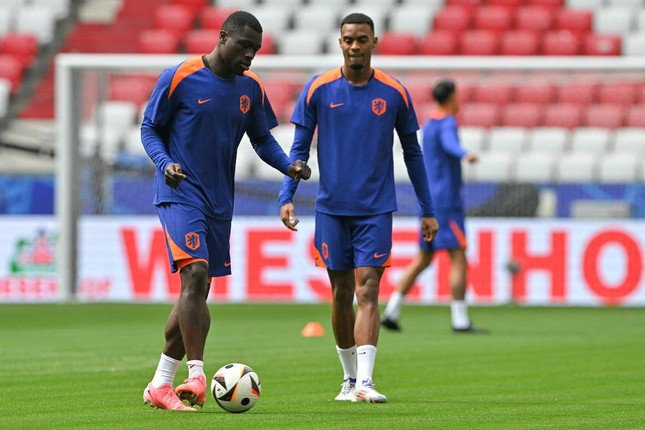 Cho đến nay Brian Brobbey vẫn chưa ra sân một phút nào cho Hà Lan, đơn giản vì Cody Gakpo, Memphis Depay hay Wout Weghorst đang làm quá tốt công việc trên hàng công. Tuy nhiên giá trị chuyển nhượng của chân sút đã ghi 22 bàn ở mọi mặt trận mùa 2023/24 trong màu áo Ajax vẫn tăng mạnh nhờ vào việc có tên trong danh sách dự EURO 2024. So với trước giải đấu, mức định giá của Brobbey tăng thêm 10 triệu euro (tức 40%) lên 35 triệu