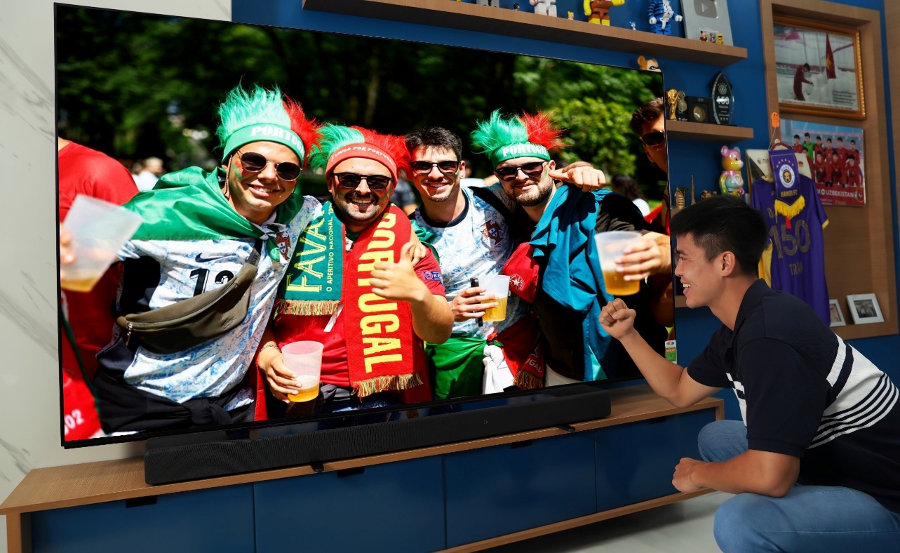 Duy Mạnh hòa chung không khí sôi động tại sân vận động Veltins-Arena cùng bộ đôi TV Sony BRAVIA 9 và loa thanh HT-A7000