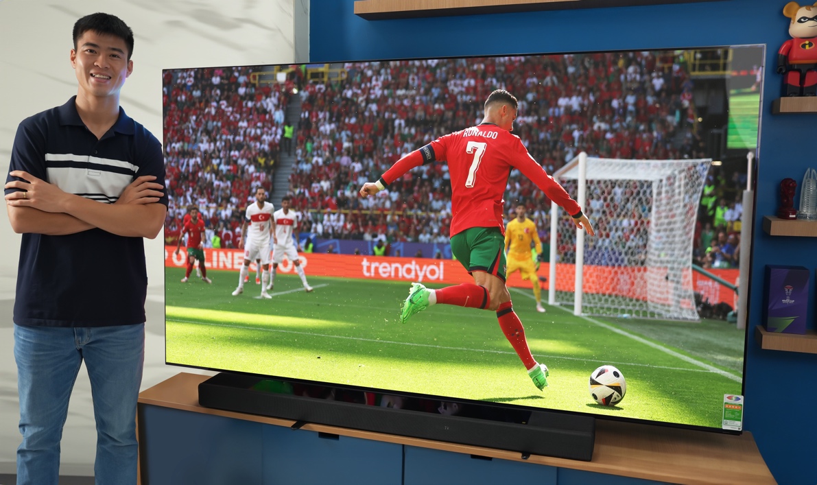 Duy Mạnh cùng TV Sony BRAVIA 9 và loa thanh HT-A7000 tại phòng khách nhà mình