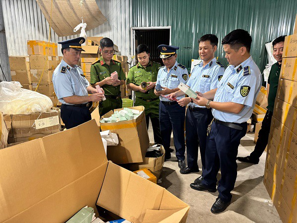 Lực lượng chức năng bắt quả tang số lượng lớn sản phẩm mỹ phẩm đã hết hạn sử dụng.