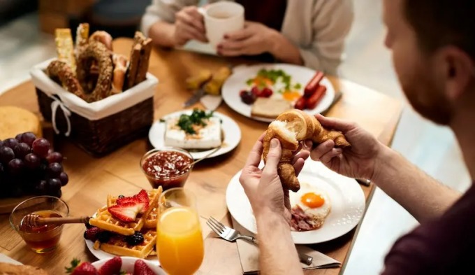 Nhóm tuân thủ quy tắc ăn sáng muộn, ăn tối sớm cũng thấy ít thèm ăn vặt hơn khi áp dụng thời gian biểu này.