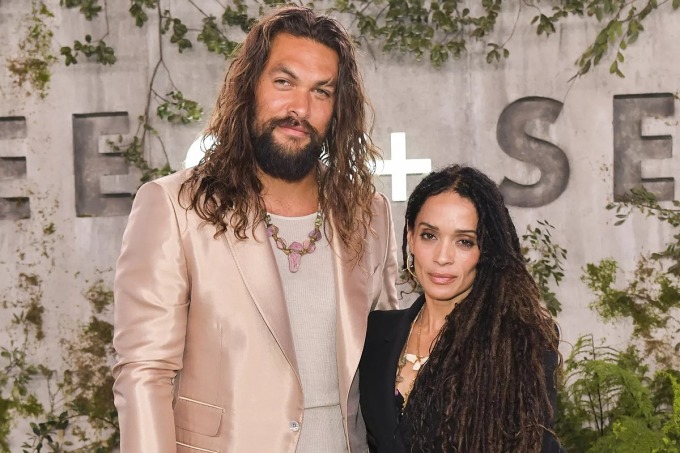 Jason Momoa và vợ chụp hình cùng nhau trong một sự kiện năm 2019. Ảnh: Film Magic