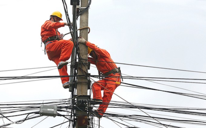 Nhân viên điện lực Hà Nội sửa chữa trên đường dây. Ảnh: Ngọc Thành