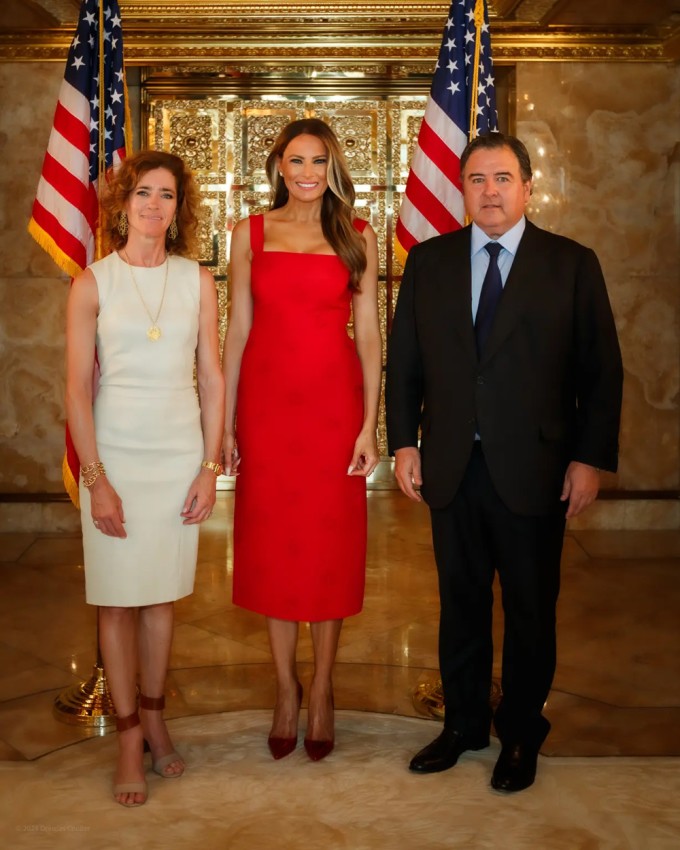 Melania đứng giữa vợ chồng Duke Buchan III và Hannah Flournoy Buchan - những người ủng hộ chiến dịch tranh cử của ông Trump. Ảnh: Doug Colter