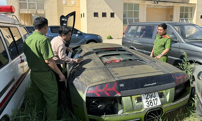 Chiếc Lamborghini trước khi bị tiêu huỷ tại Quảng Bình.