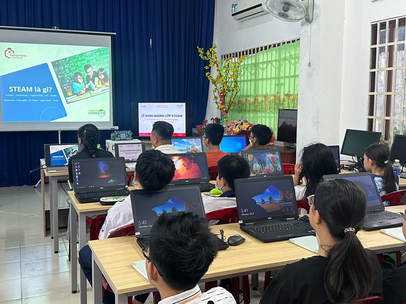 Học sinh tham gia lớp học STEAM