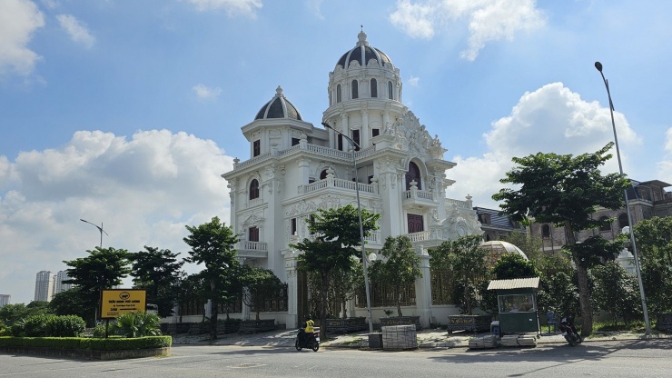 Thời điểm đó, tòa "lâu đài" bị phát hiện xây dựng không phép, cơ quan chức năng xử phạt và yêu cầu đình chỉ thi công. Tuy nhiên, hiện nay tòa nhà đã xây dựng xong và đưa vào sử dụng.