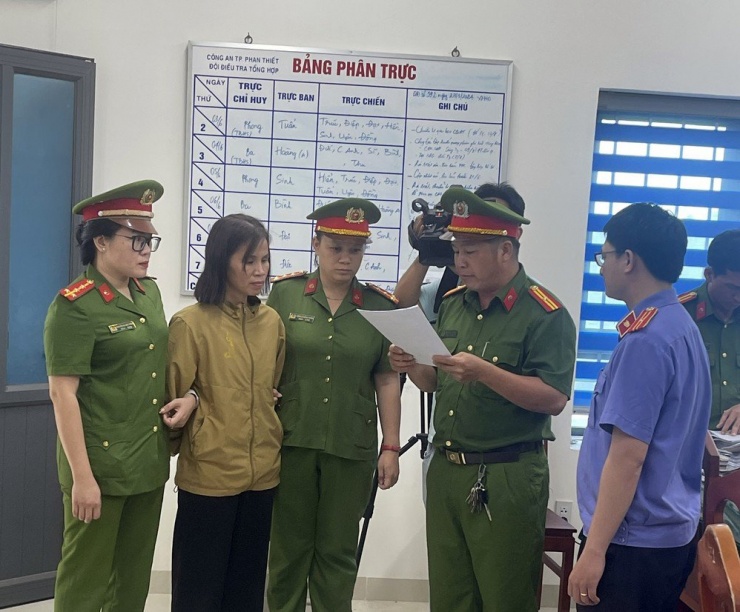 Bà Nguyễn Thị Hoài Diễm (chị ruột bà Lan) một thành viên của "Thiên Triều Nam Quốc" bị bắt tạm giam.