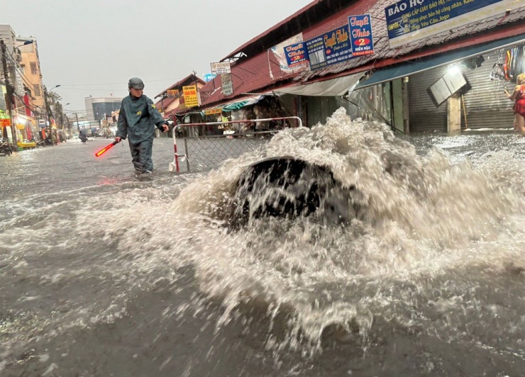 Tình trạng ngập diễn ra tại khu vực chợ Thủ Đức khi mưa lớn. Ảnh: Nguyễn Huế