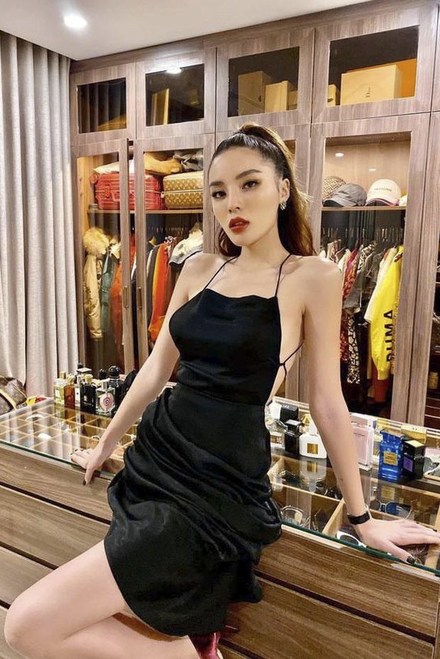 Trở thành fashionista mới của showbiz, Kỳ Duyên liên tục biến hóa hình ảnh. Cô được xem như một 'tay chơi hàng hiệu' với bộ sưu tập đồ hiệu, đôi lúc chỉ mặc một lần.