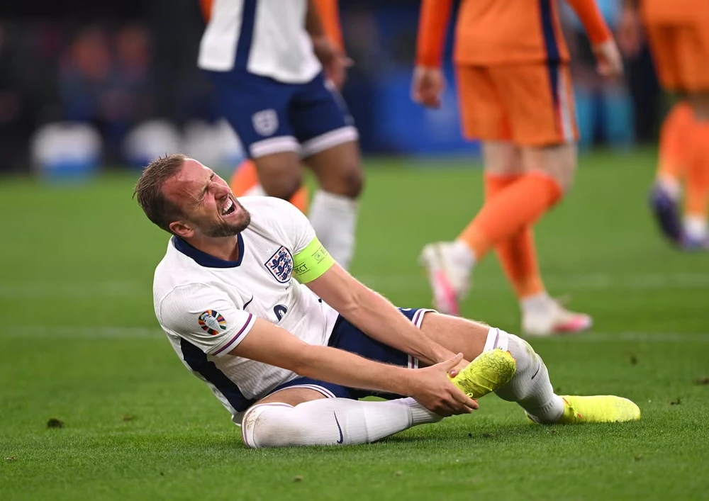 Harry Kane ôm chân như giả vờ đau đớn sau pha va chạm với hậu vệ Hà Lan. Ảnh: GETTY.