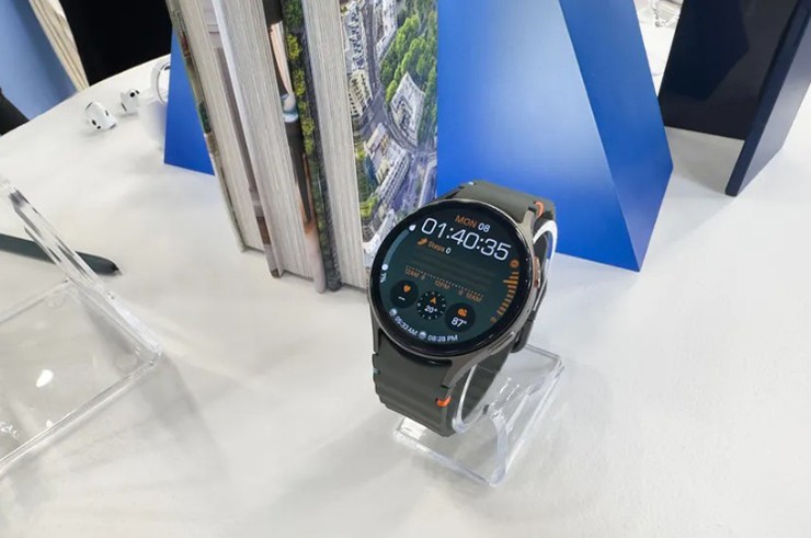 Galaxy Watch Ultra chỉ có một&nbsp;phiên bản 47mm,&nbsp;hỗ trợ kết nối LTE. Đồng hồ không có kết cấu xoay như đồng hồ Galaxy Watch Classic.
