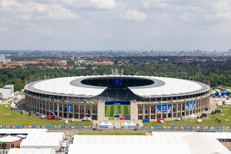 Olympiastadion từng chứng kiến những màn tranh tài kịch tích của các vận động viên tại Thế vận hội 1936, FIFA World Cup 2006, hay trận chung kết UEFA Champions League năm 2015.
