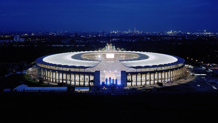 Điểm nhấn của sân vận động Olympiastadion chính là phần nền nằm sâu dưới mặt đất 15&nbsp;mét.
