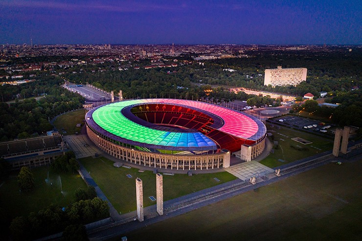 Ngoài sân&nbsp;Olympiastadion nằm ở&nbsp;vị trí trung tâm, khu phức hợp thể thao Reich Sports Field còn có nhà hát ngoài trời 25.000 chỗ ngồi và hơn 100 tòa nhà phục vụ các môn thể thao Olympic.
