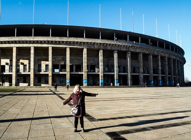 Theo tờ Insidesport, tổng chi phí cải tạo sân&nbsp;Olympiastadion lên tới 242 triệu euro, tương đương khoảng 6.600 tỷ đồng.
