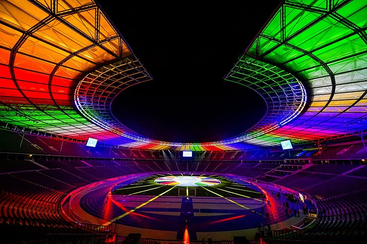 Sân&nbsp;Olympiastadion được trang bị hệ thống chiếu sáng gồm&nbsp;khoảng 10.500 đèn LED đơn, tạo ra hiệu ứng thị giác vô cùng bắt mắt.
