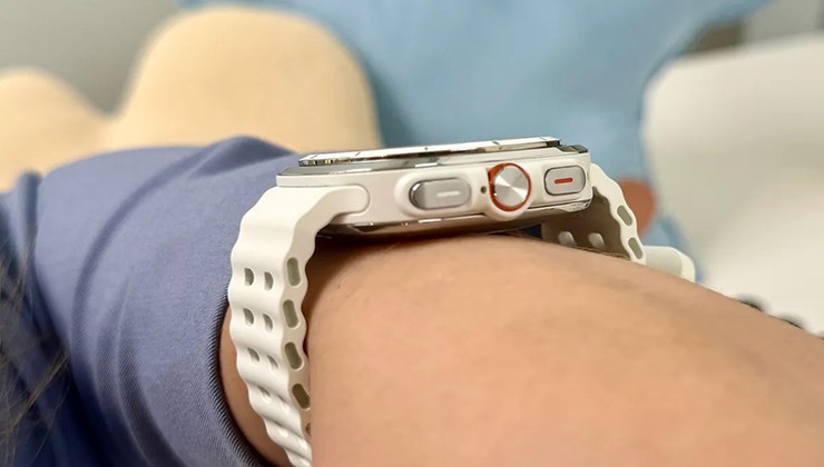 Giống như&nbsp;Apple Watch Ultra 2, Galaxy Watch Ultra có một nút tùy chỉnh nằm ở bên phải đồng hồ. Nút này được gọi là Nút nhanh - Quick Button, cho phép lập bản đồ các chức năng khác nhau, ví dụ như bắt đầu tập luyện, mở một số ứng dụng nhất định, v.v.&nbsp;
