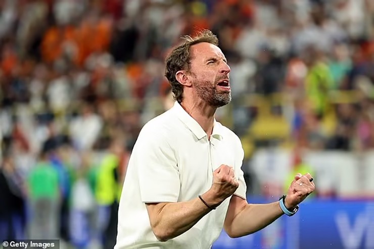 HLV Gareth Southgate ăn mừng chiến tích vào chung kết EURO lần thứ 2 liên tiếp cùng ĐT Anh. Đây cũng là lần đầu tiên trong lịch sử, "Tam sư" chơi trận chung kết một giải đấu lớn (EURO, World Cup) không diễn ra trên sân nhà