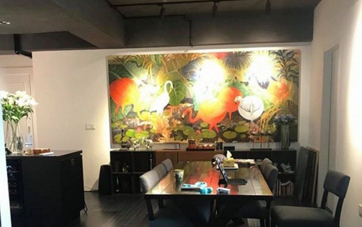 Nhiều góc trong nhà đẹp tựa quán cafe. Để làm mọi thứ lung linh hơn, Quốc Trung đầu tư thêm đèn chiếu thay vì dùng đèn chùm như bình thường.