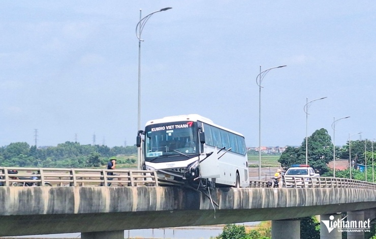 Tại hiện trường, một đoạn lan can khoảng 7m bị ô tô 45 chỗ đâm gãy hoàn toàn.