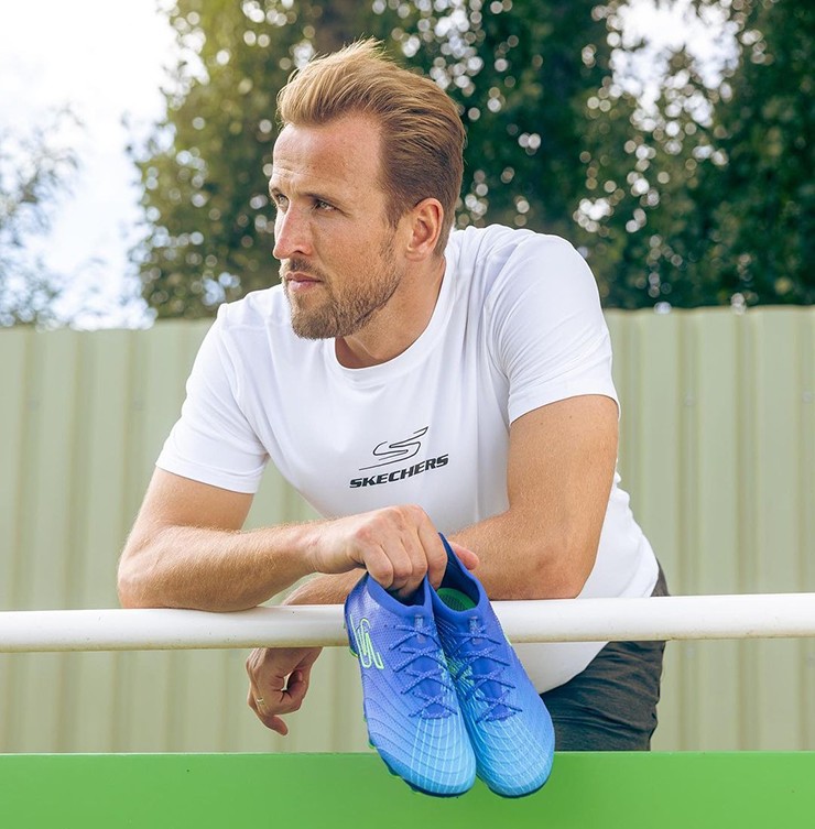 Nguồn thu từ quảng cáo cũng góp phần lớn vào giá trị tài sản ròng của Harry Kane. Các hợp đồng với thương hiệu lớn như Nike, Beats by Dre và Lucozade Sport giúp tiền đạo 31 tuổi kiếm khoảng 12 triệu USD/năm.
