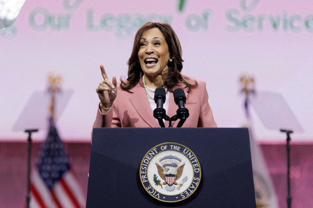 Phó Tổng thống Kamala Harris phát biểu tại một sự kiện ở TP Dallas, bang Texas - Mỹ hôm 10-7. Ảnh: REUTERS