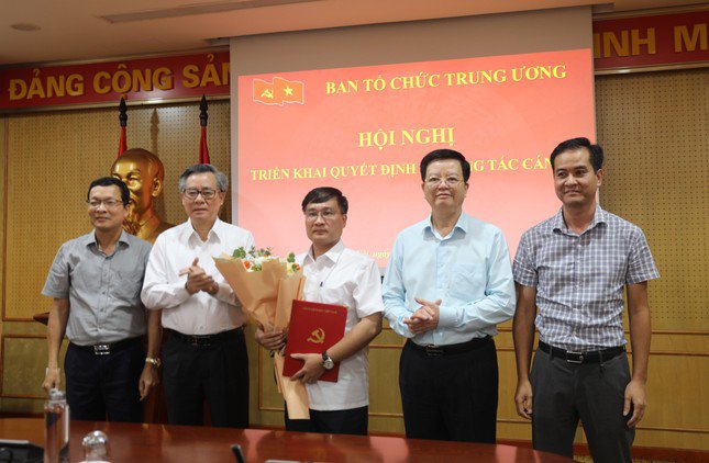 Đại diện lãnh đạo Ban Tổ chức Trung ương và lãnh đạo Văn phòng Ban, Vụ Tổ chức - Cán bộ cơ quan chúc mừng ông Phan Văn Trọng. Ảnh: PV.