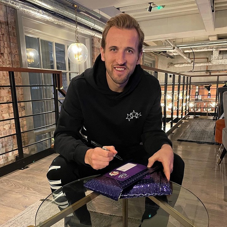 Harry Kane thuộc nhóm những vận động viên được trả lương cao nhất thế giới. Trước đó, vào năm 2018, khi gia nhập câu lạc bộ Tottenham Hotspur, cầu thủ nước Anh nhận được 200.000 bảng/tuần.
