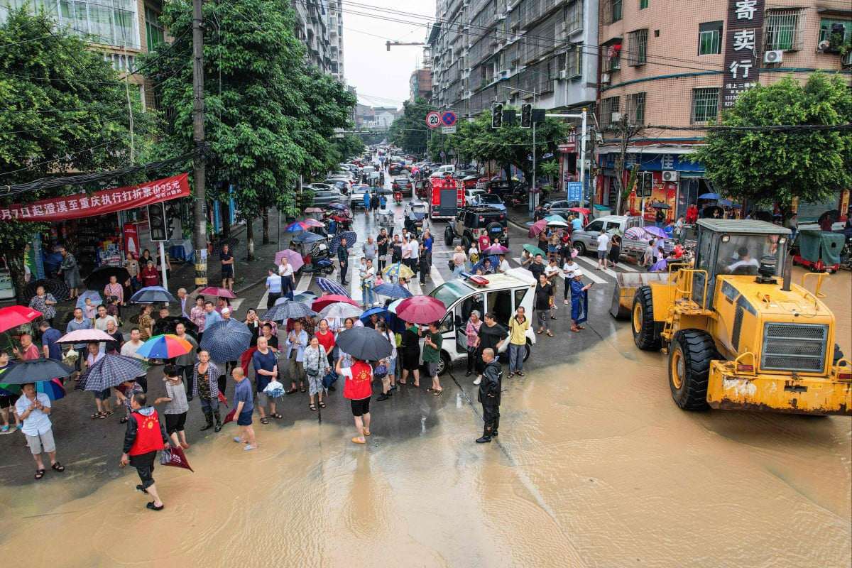 Người dân ở Điếm Giang sơ tán khỏi khu vực nguy hiểm (ảnh: SCMP)