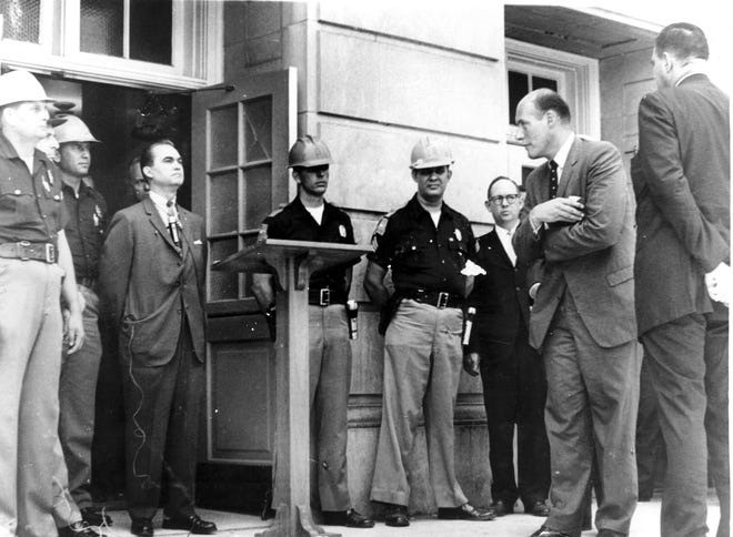 Ông George Wallace chặn cửa, không cho 2 sinh viên da đen vào một khán phòng ở Đại học Alabama. Ảnh: Tuscaloosa News