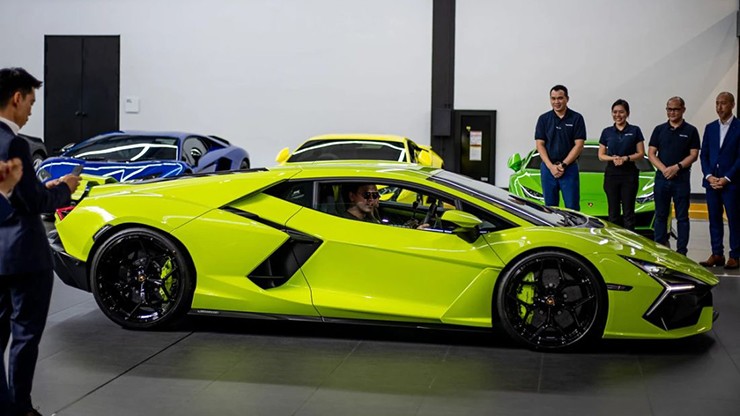 Lamborghini Revuelto đầu tiên về tay khách hàng, giá 33 tỷ đồng - 4