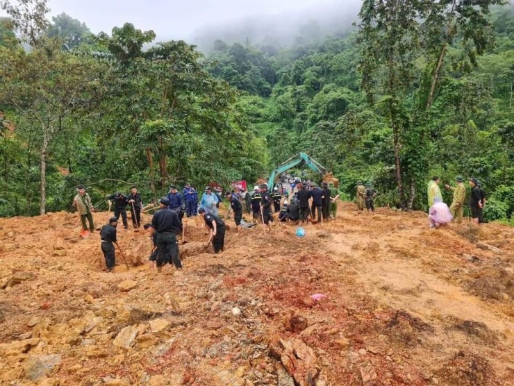 Báo cáo nhanh đến 10h sáng 13/7, có 7 người chết, 4 người bị thương đang được cấp cứu tại Bệnh viện Đa khoa tỉnh Hà Giang.