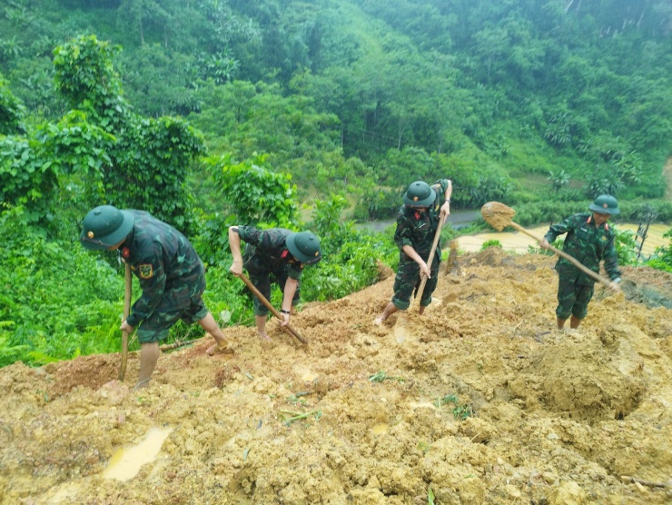 4 người bị thương gồm: Lò Mai Phương (SN 2016, trú tại huyện Than Uyên, tỉnh Lai Châu); Ma Thị Duyến (SN 1989, huyện Bảo Lâm, tỉnh Cao Bằng); Giàng A Trần (SN 2005, xã Yên Cường, huyện Bắc Mê); Vừ Mí Sính (SN 2005, xã Khâu Vai, huyện Mèo Vạc, tỉnh Hà Giang).