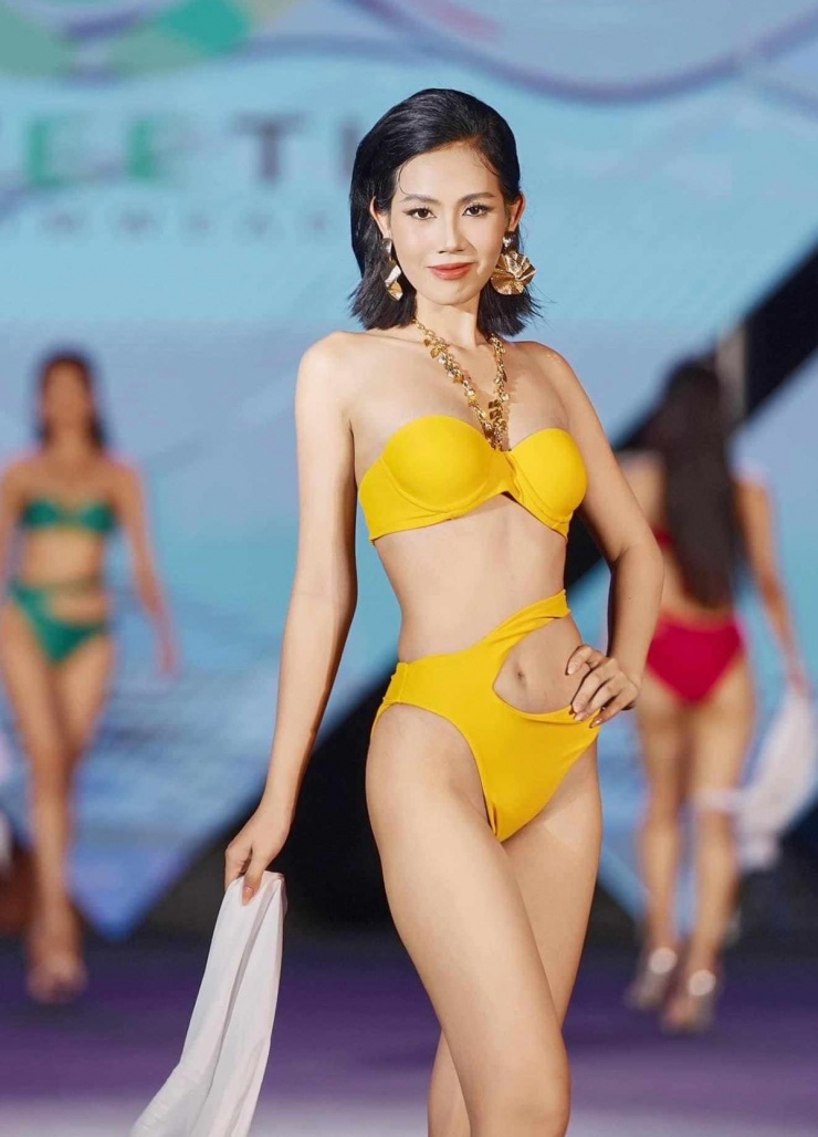 Người đẹp Phạm Phi Phụng khoe dáng nóng bỏng với áo tắm. Cô gái sinh năm 2002, cao 1,73 m catwalk tự tin, được chọn vào top 5 Người đẹp Thời trang.