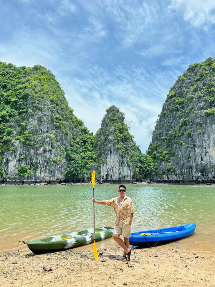 Trải nghiệm chèo thuyền giữa không gian thiên nhiên hùng vĩ.